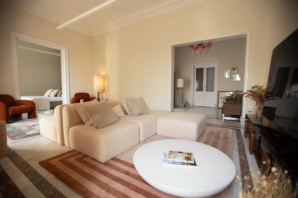 Vista del salón con acceso al dormitorio principal y al recibidor