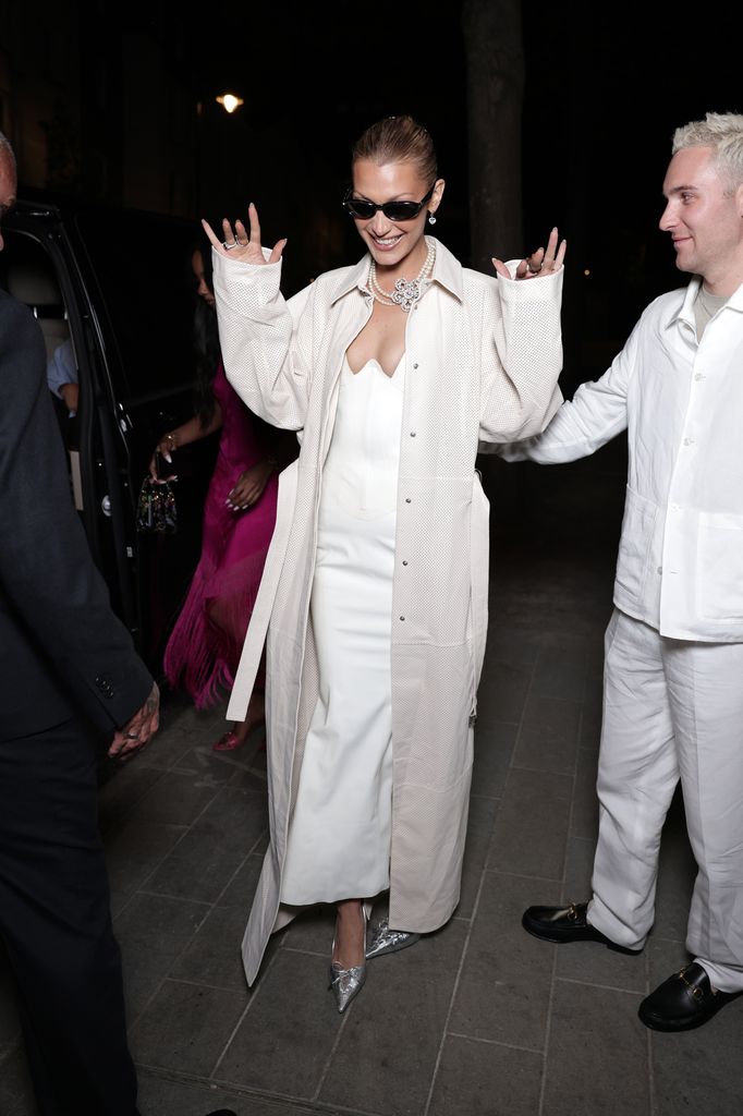Bella Hadid se suma a la tendencia 'bridal'.