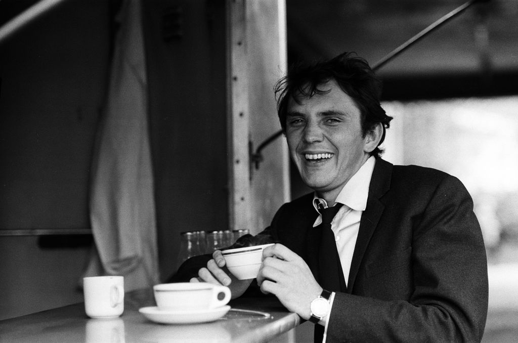 Terence Stamp en un parque de Londres en 1962