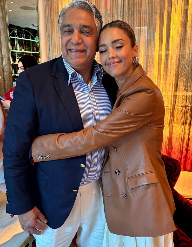 Jessica Alba celebró el cumpleaños de su padre, Mark Alba, en el US Open.