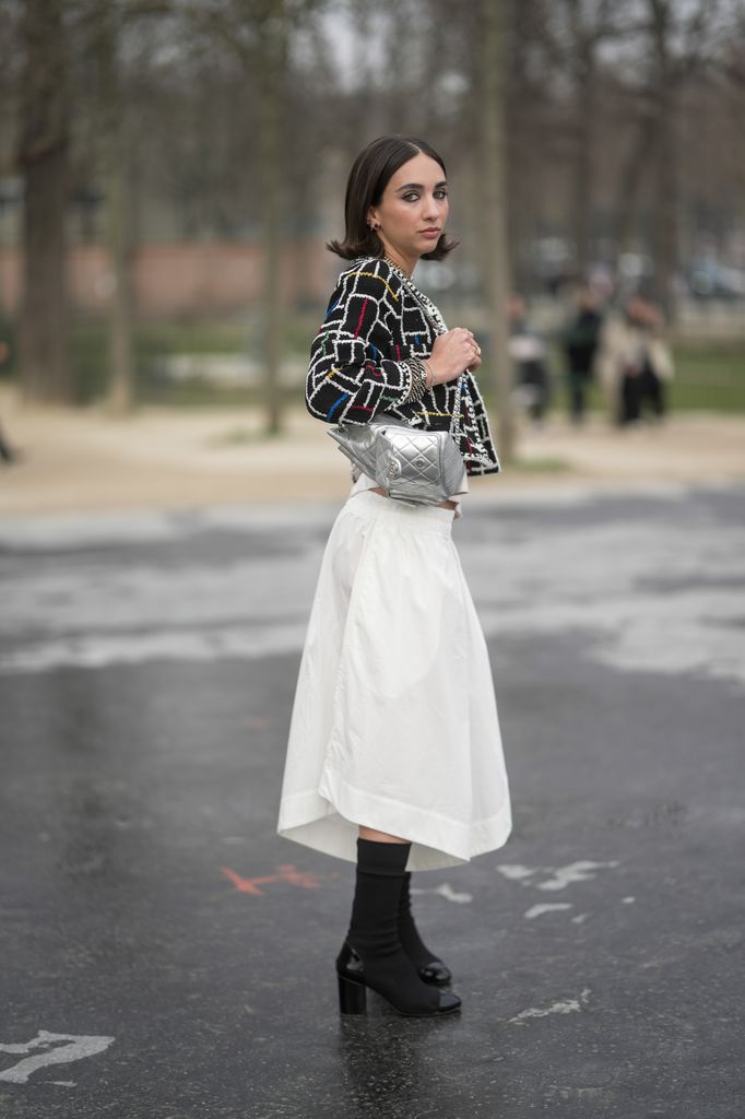 Looks con bolsos metálicos para ir a la moda
