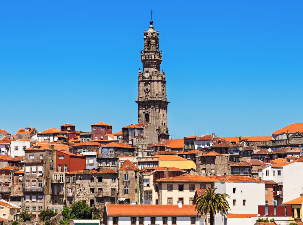 La Torre de los Clérigos domina el skyline de la ciudad.