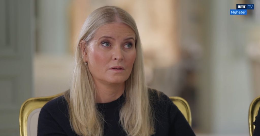 El desvío de mirada de Mette-Marit durante su entrevista con NRK