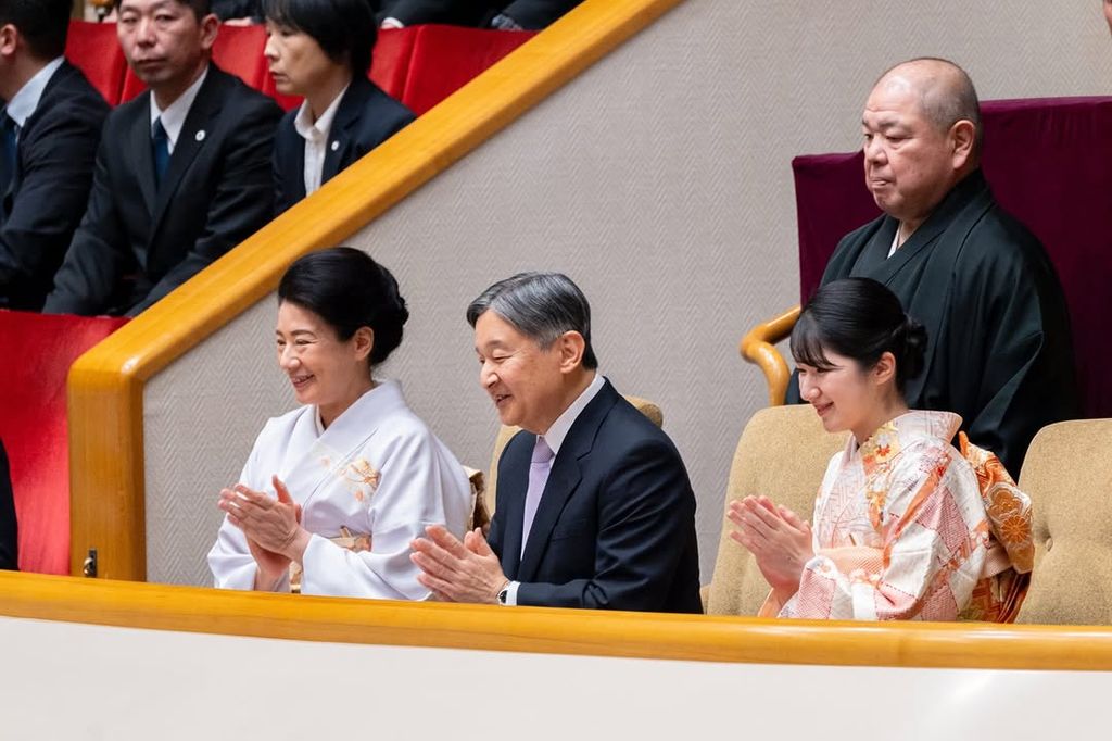 Naruhito, Masako y Aiko de Japón, en un combate de sumo