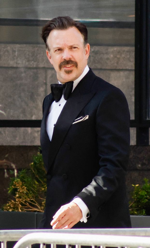 Jason Sudeikis llegando al Madison Square Garden, el lugar donde se estaría llevando a cabo la boda de Taylor Swift y Travis Kelce.