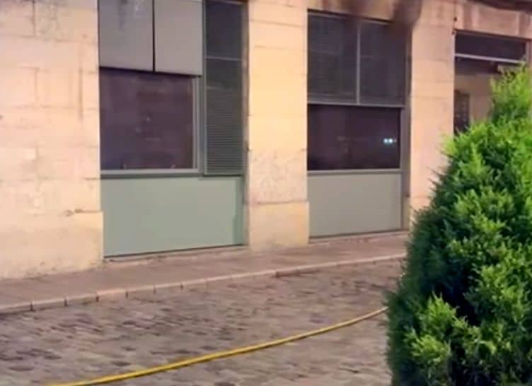 Las llamas y el humo de la fachada hicieron saltar las alarmas de los vecinos y del local situado al lado del restaurante Normal.