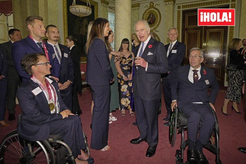 El rey Carlos con unos medallistas olímpicos