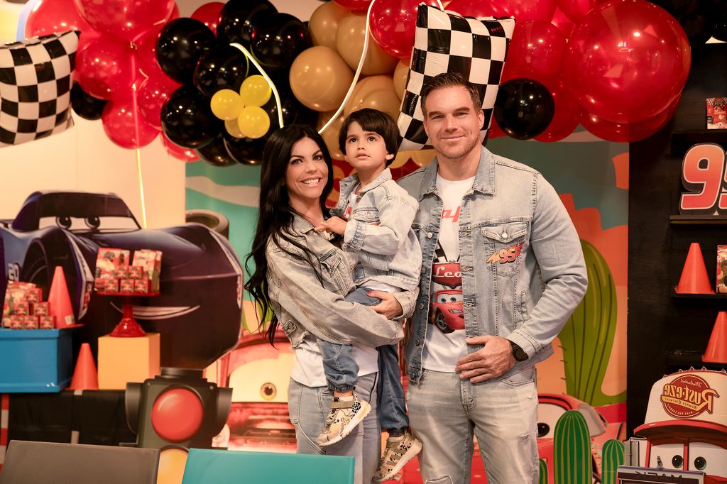 África Zavala y León Peraza junto su hijo León