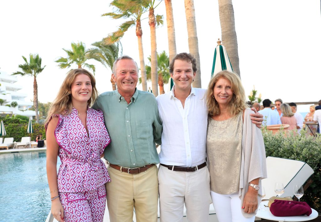 El novio con sus padres, Luis Astolfi e Isabel Flórez, y su hermana Marina