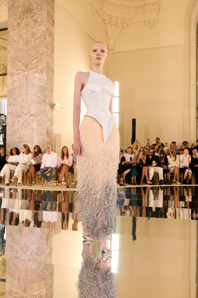 Tras reconciliarse con Taylor Swift para su boda, Karlie Kloss aterriza en París para Schiaparelli una colección inspirada en Gaudí