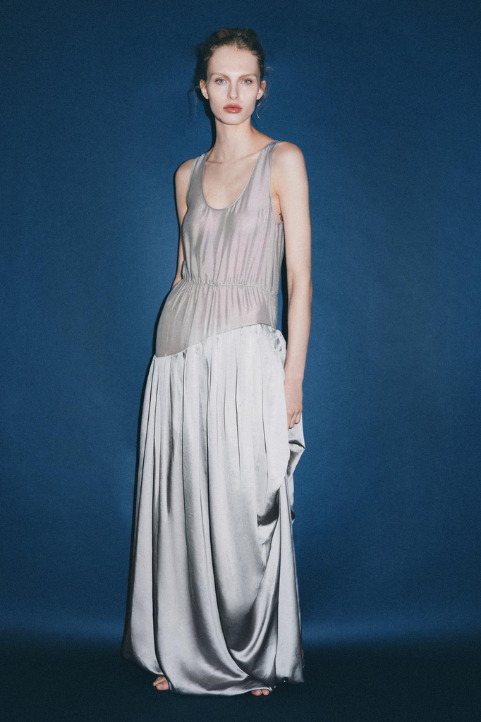 Vestido largo combinado con volumen y detalles drapeados, de Zara