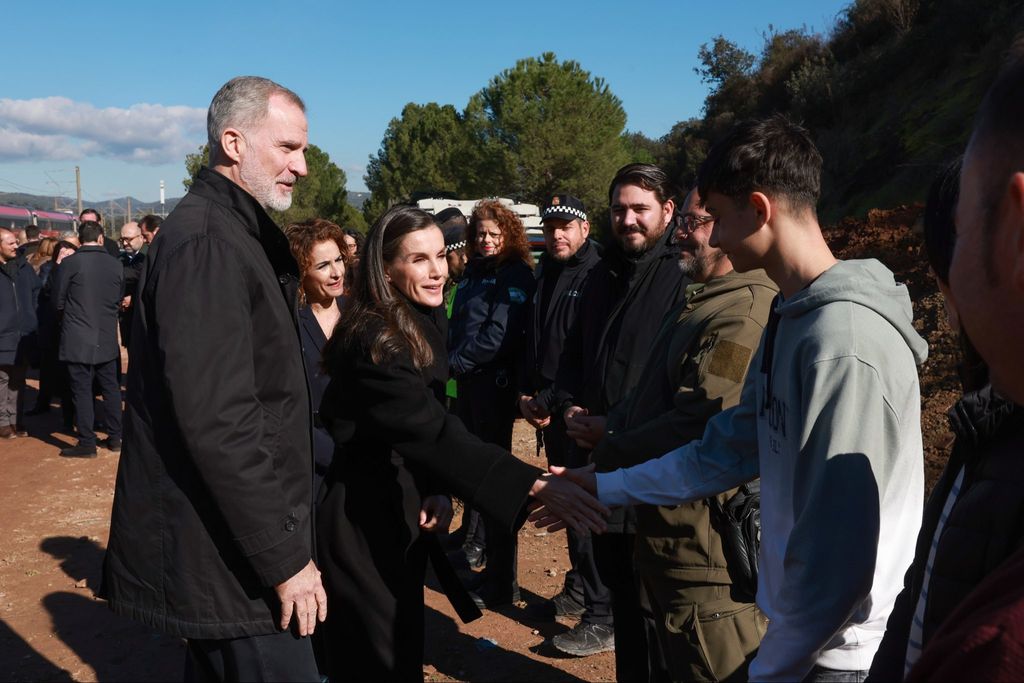 Los Reyes Felipe y Letizia saludando a los vesinos y voluntarios de Adamuz que ayudaron en la primera atención a las víctimas del accidente ferreoviario