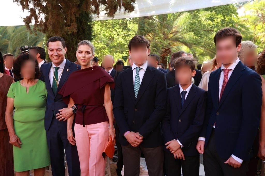 Manuela Villena con look andaluz en la toma de posesión de Juanma Moreno, 2026.