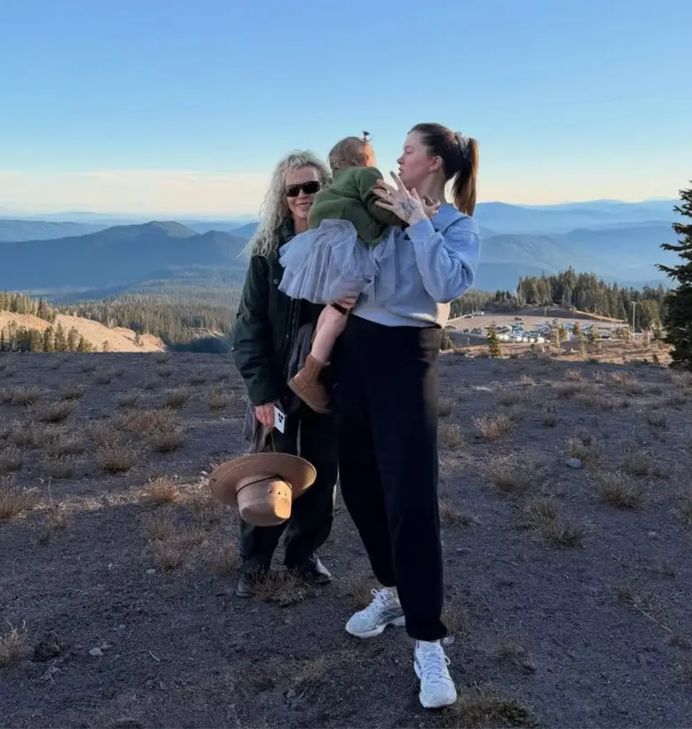 Kim Basinger con su hija Ireland en el monte Hood, en Oregón