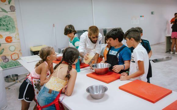 Niños en campamento de Masterchef durante las clases