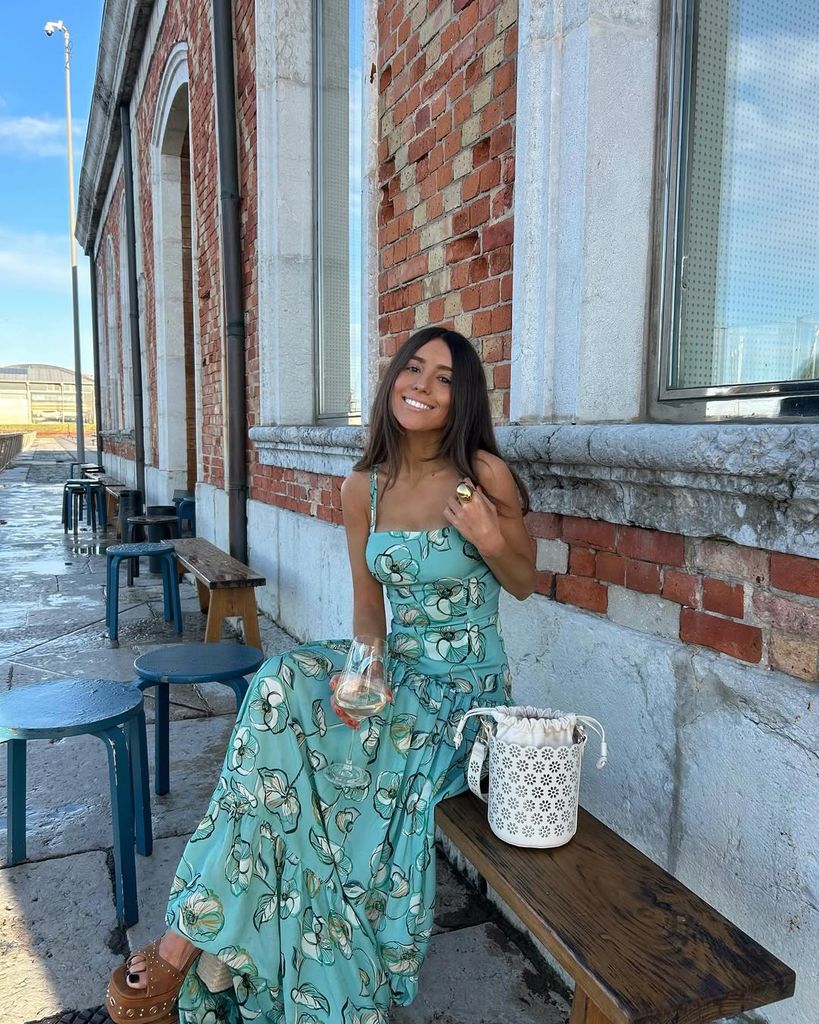 Influencer con look de invitada