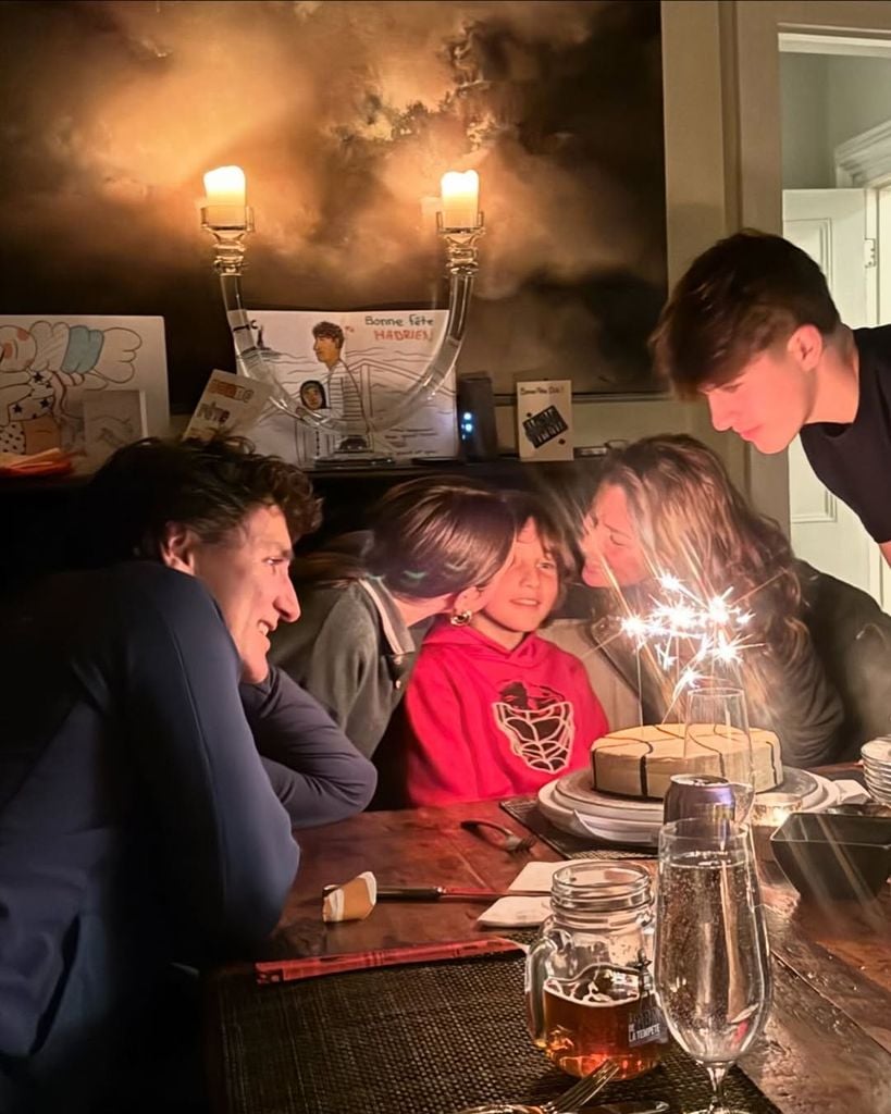 Una foto de febrero de 2024, cuando la pareja ya estaba separada. En esta imagen, Justin y Sophie celebran el cumpleaños de Hadrien, el menor de sus tres hijos.