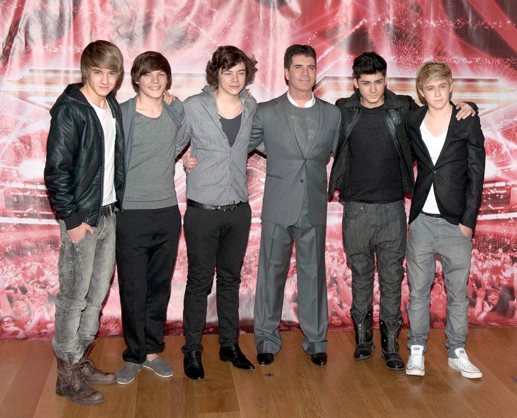De izquierda a derecha: Liam Payne, Louis Tomlinson, Harry Styles, Simon Cowell, Zayn Malik y Niall Horan