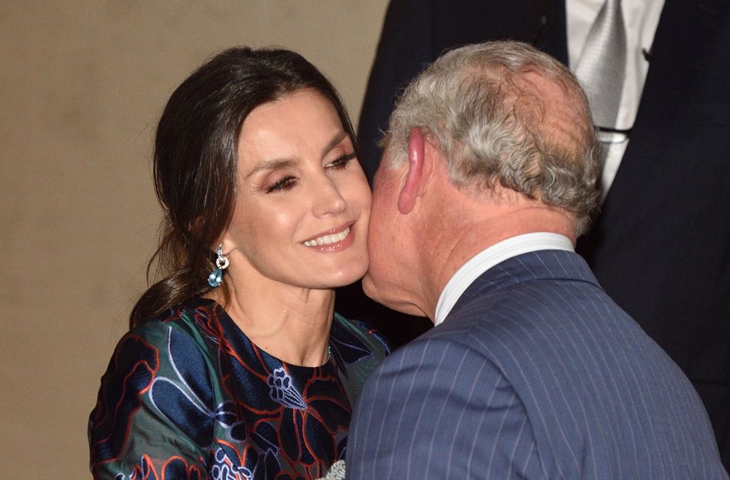 Carlos III saluda a la reina Letizia en un acto en 2019 en la National Gallery de Londres