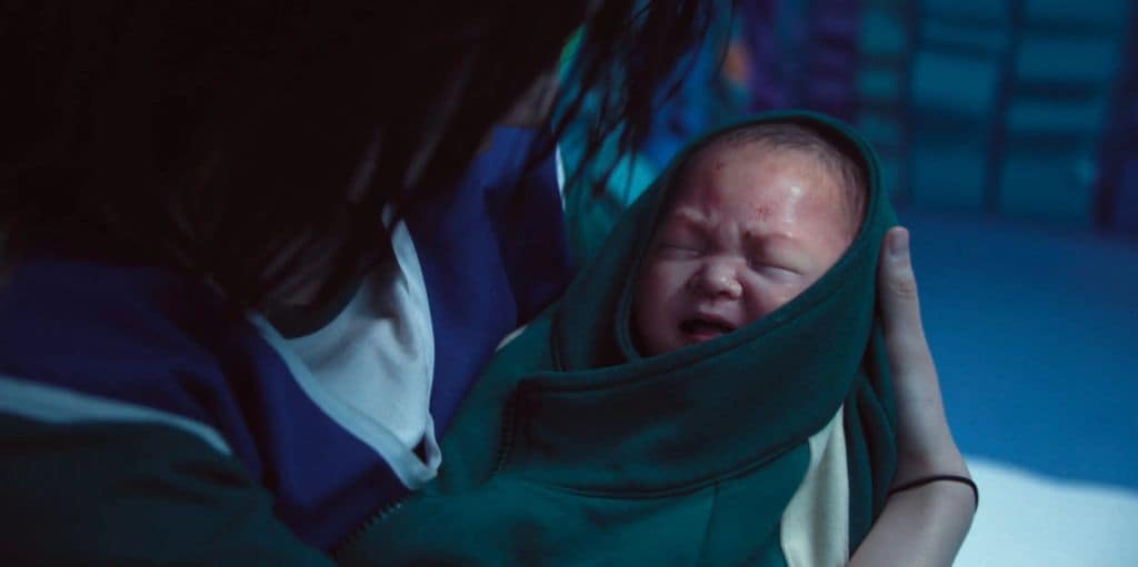 El nacimiento de la bebé es un rayo de esperanza en medio de la crueldad y el caos