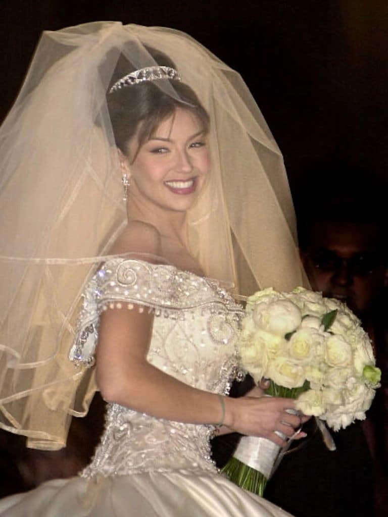 Thalía lució un bello vestido blanco diseñado por Mitzy