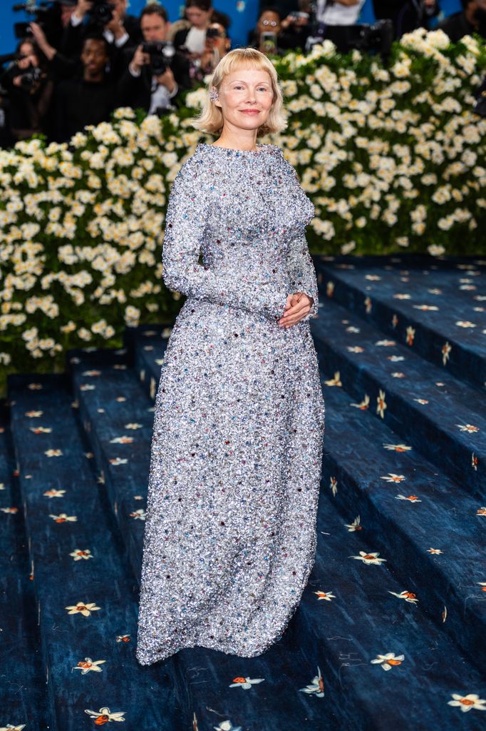 Pamela Anderson en la Met Gala del 2025 en un diseño de Tory Burch.