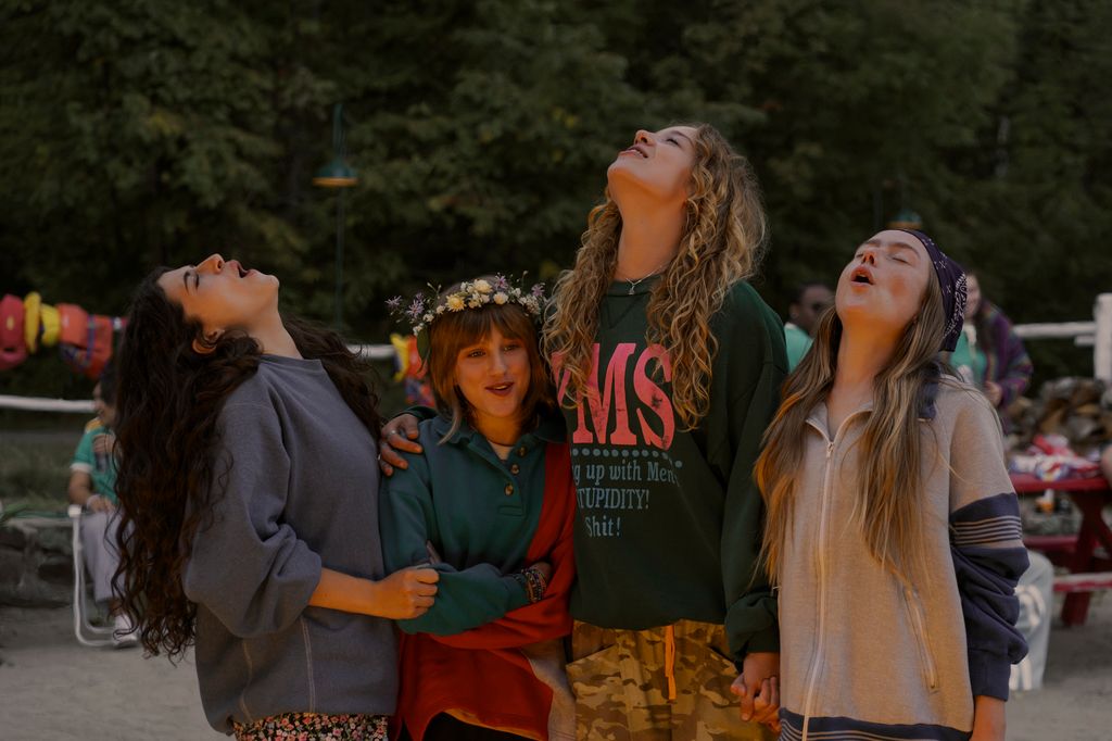 En la isla, Annie conoce a nuevas personas, hace amistades, descubre el amor y se encuentra con secretos familiares