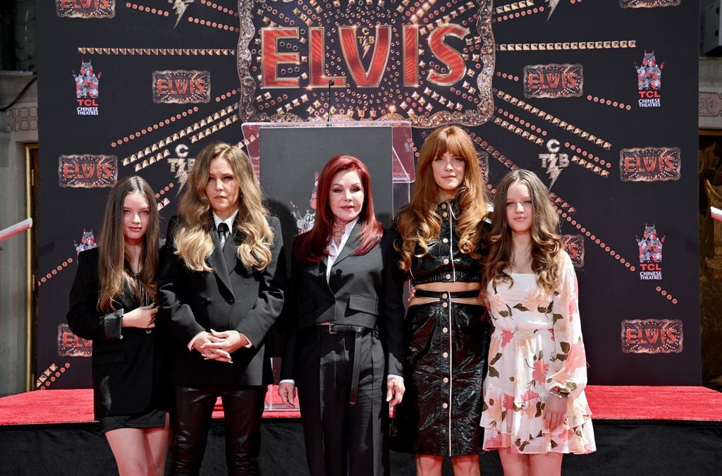 Harper Vivienne Ann Lockwood, Lisa Marie Presley, Priscilla Presley, Riley Keough y Finley Aaron Love Lockwood en una ceremonia para honrar el legado de Elvis Presley, en junio de 2022, en Hollywood, California.