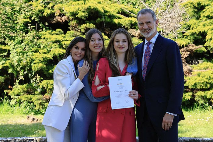 El rey Felipe VI, la reina Letizia y sus hijas, la princesa Leonor y la infanta Sofía