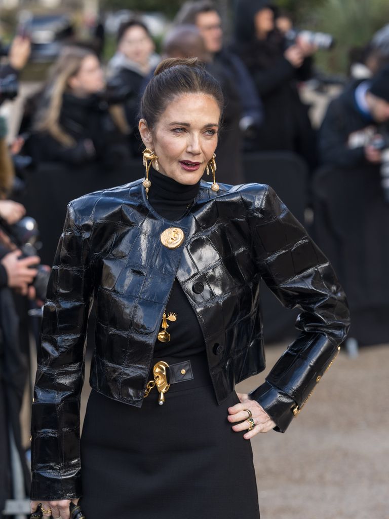 Lynda Carter, la icónica 'Wonder Woman', y su hija deslumbran en la Semana de la Moda de París