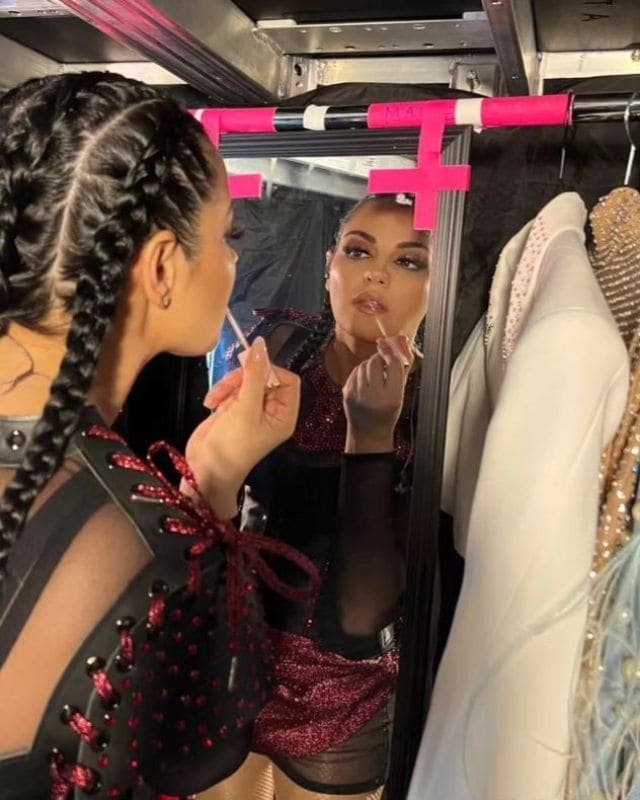 Maite Perroni frente al espejo
