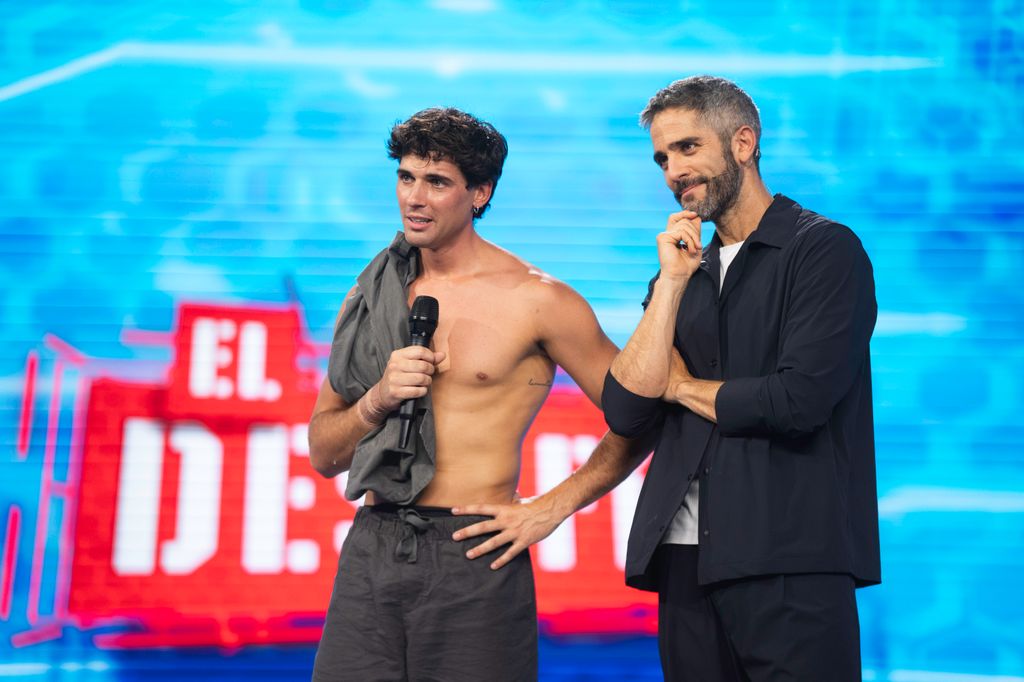 El concursante visiblemente emocionado al recibir el veredicto del jurado