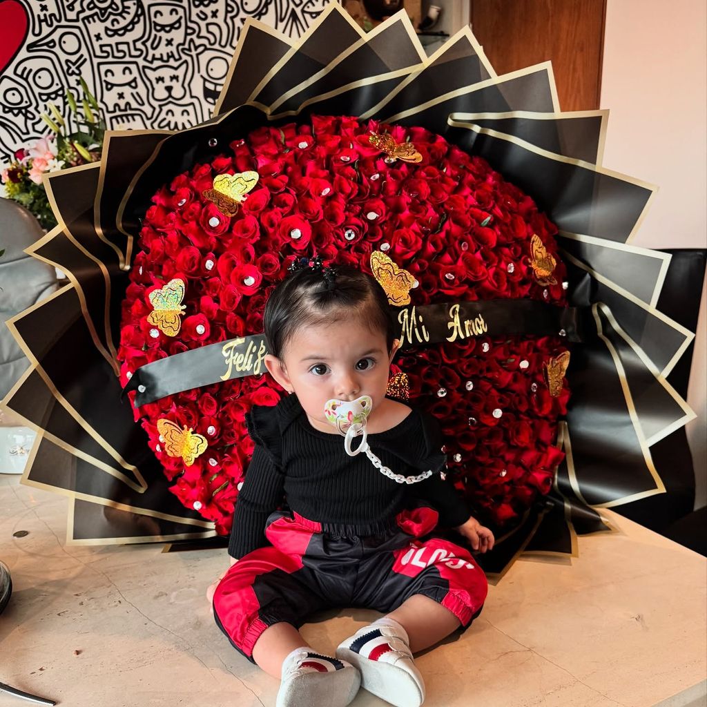 La pequeña Tessa se convirtió en la protagonista de la celebración de su mamá