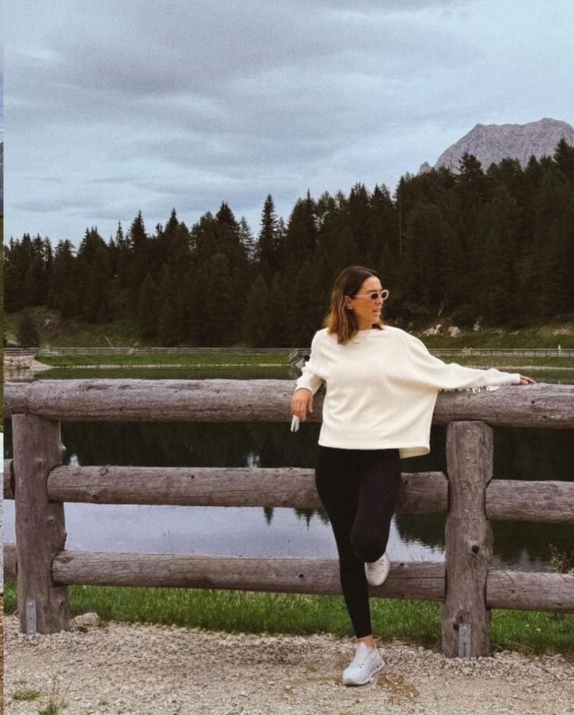 Jacky en las montañas de Dolomitas, Italia.