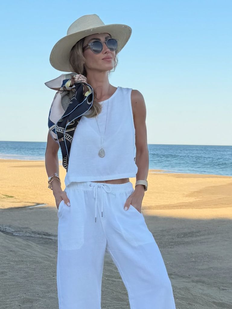 Desde la playa, Anahí celebró su cumpleaños número 43.