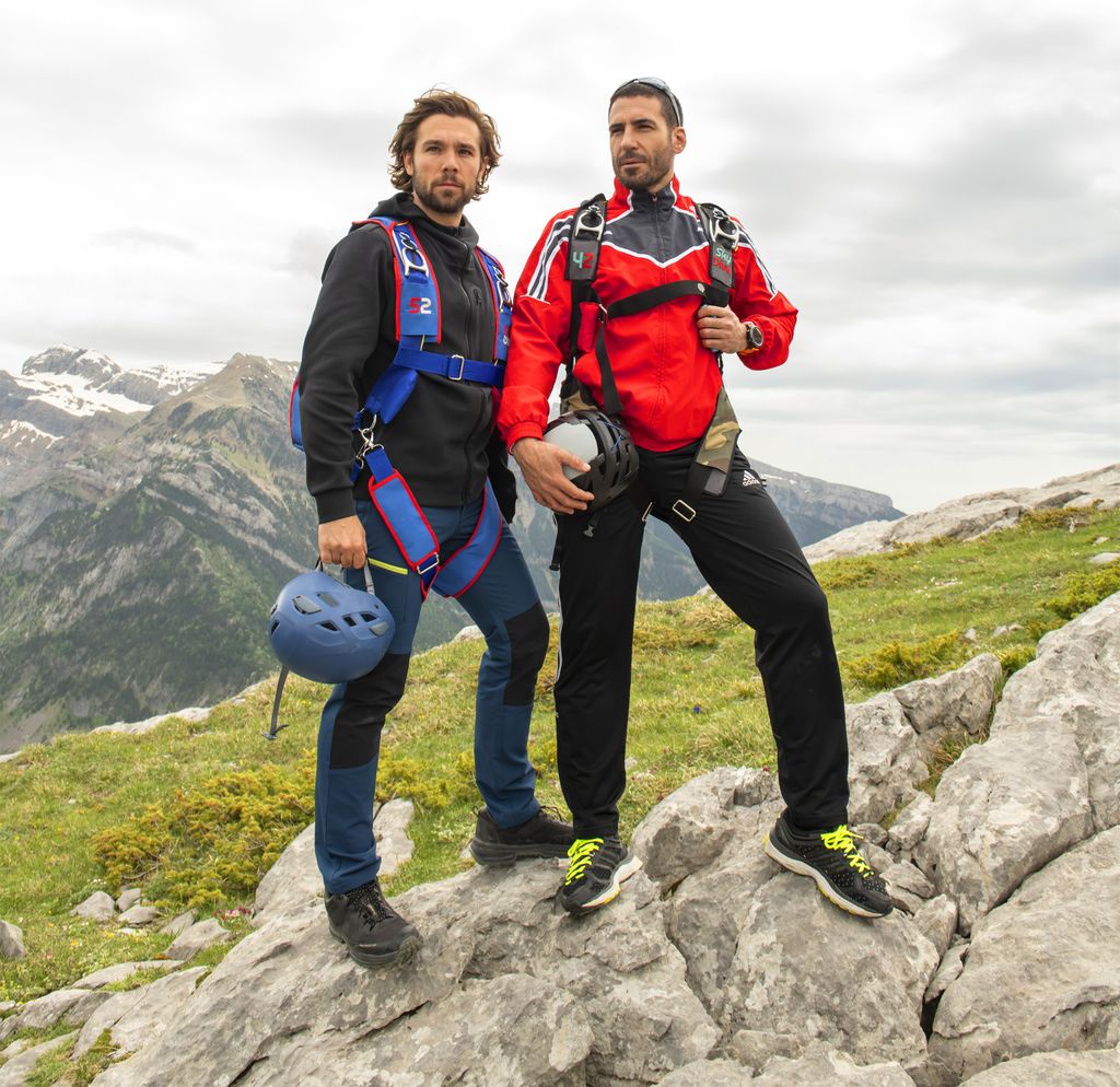 Dos de los protagonistas, en la montaña antes de saltar