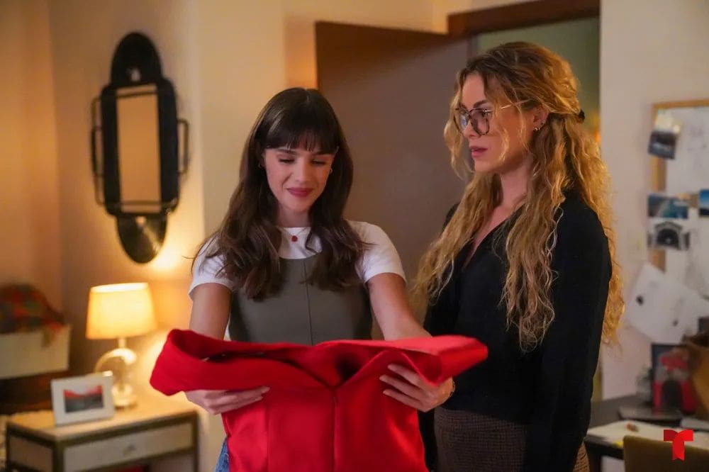 Samantha Siqueiros es Ana, una joven diseñadora que sueña con triunfar en el mundo de la moda