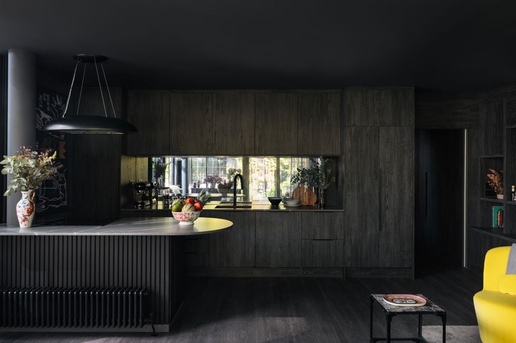 Cocina con muebles oscuros