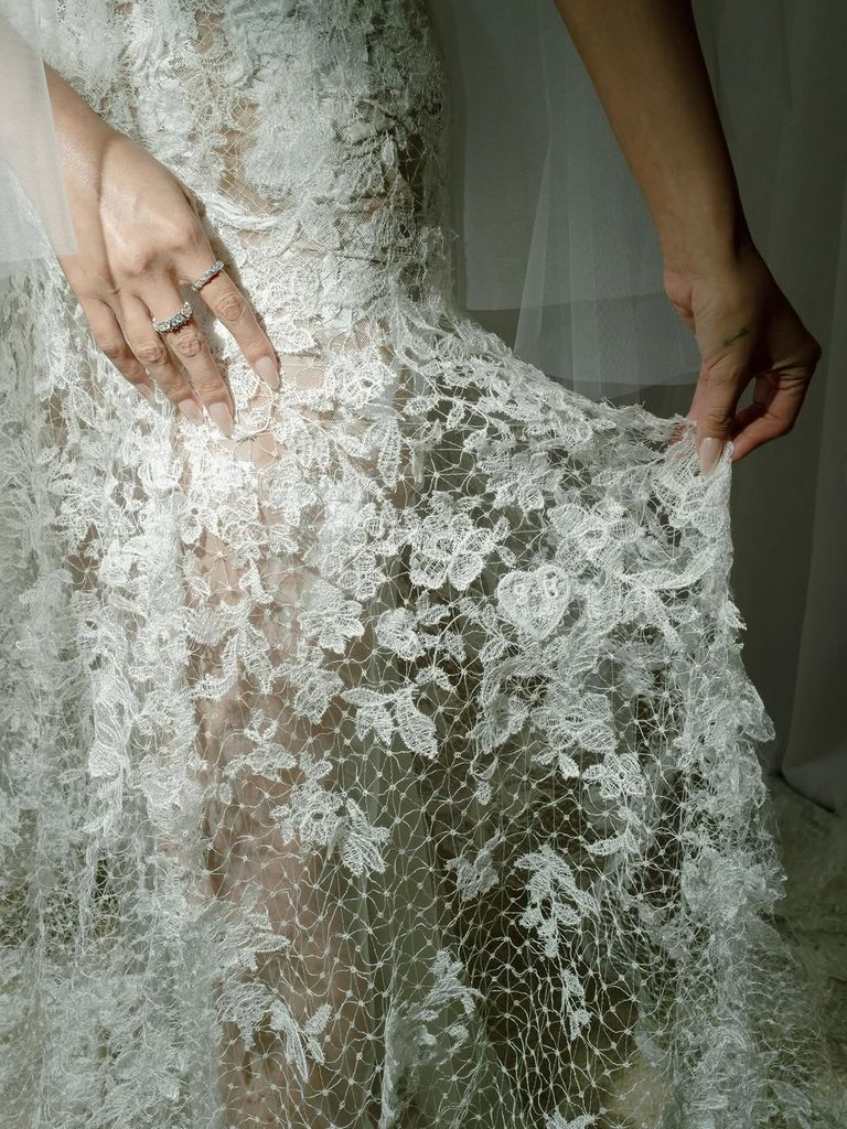 Los detalles de otro de los vestidos de Selena Gomez.