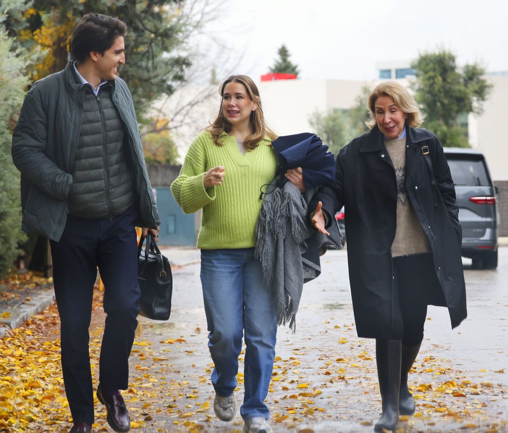 Eugenia Gil, embarazadísima, junto a Javier García-Obregón y su madre