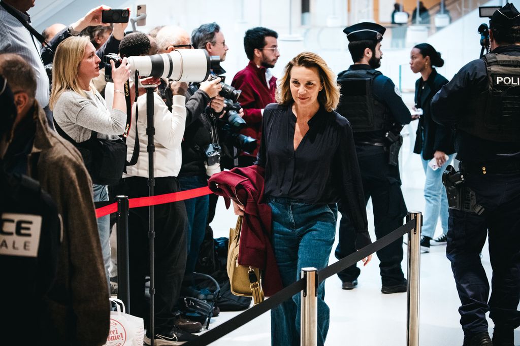 Amelie K., decoradora de interiores y una de las dos demandantes en el juicio contra Gérard Depardieu, llega a la audiencia del segundo día del juicio en el Tribunal de París