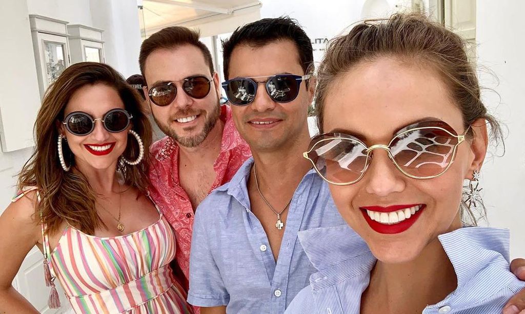 Michelle Galván y Jessica Carrillo con sus esposos