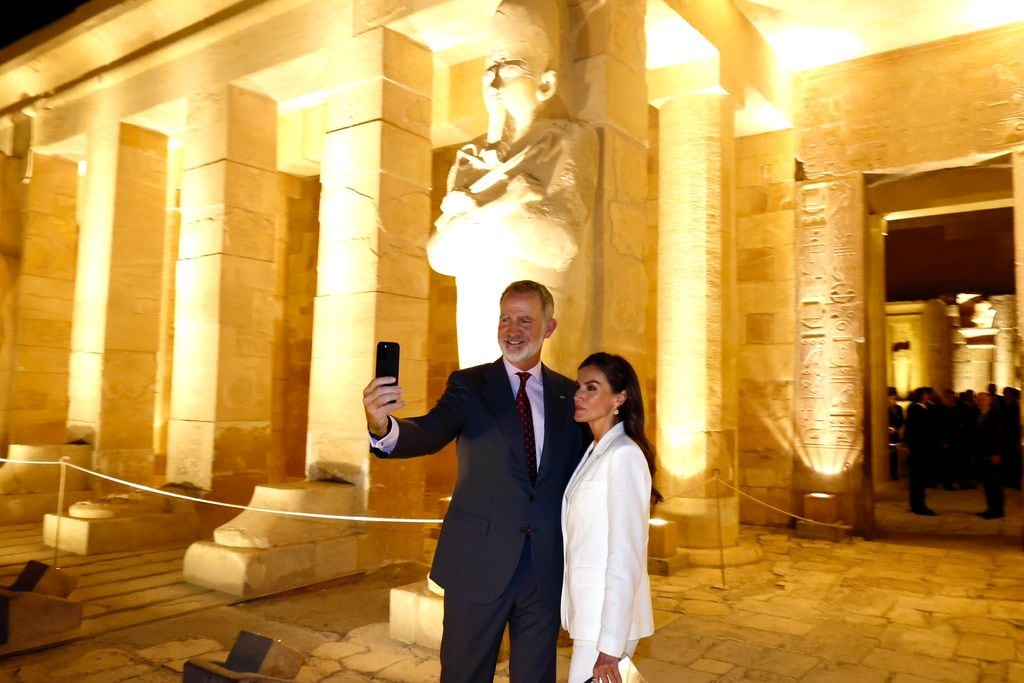 Los reyes inaugurando la iluminación del Templo de Hatshepsut, en Luxor