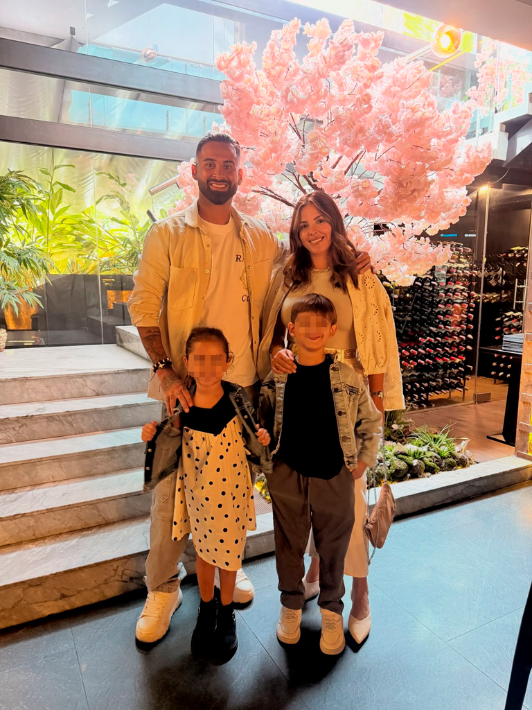 Lucas Trejo y su mujer con sus dos hijos