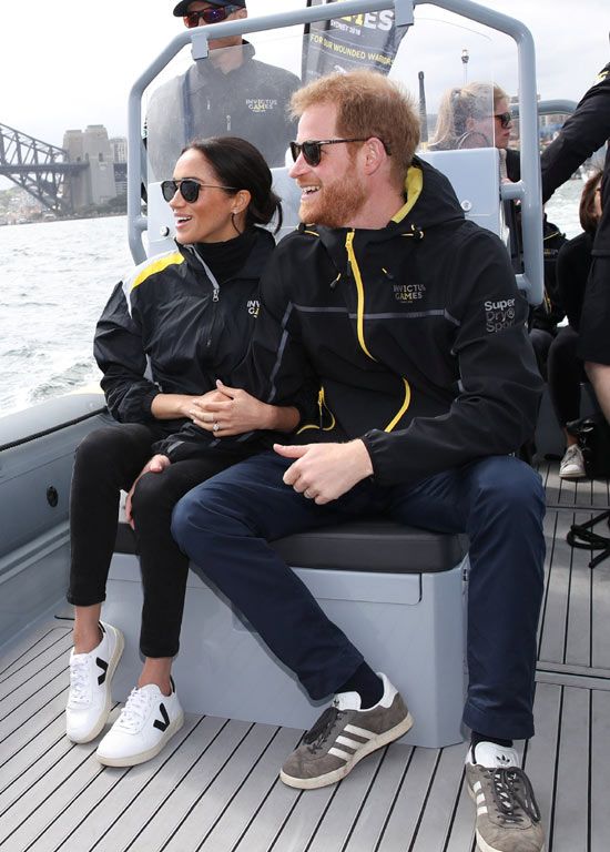 Meghan Markle con deportivas blancas