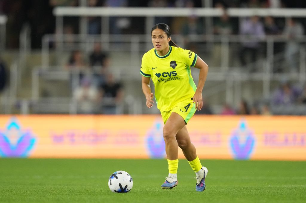 Rebeca Bernal #4 jugando para el Washington Spirit en un partido con el Racing Louisville FC en el Lynn Family Stadium en marzo de 2026 en Louisville, Kentucky.