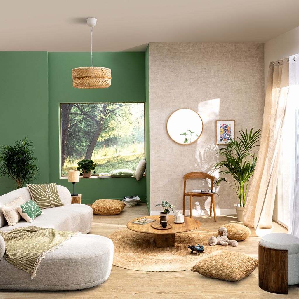 Salón decorado en verde, blanco y madera