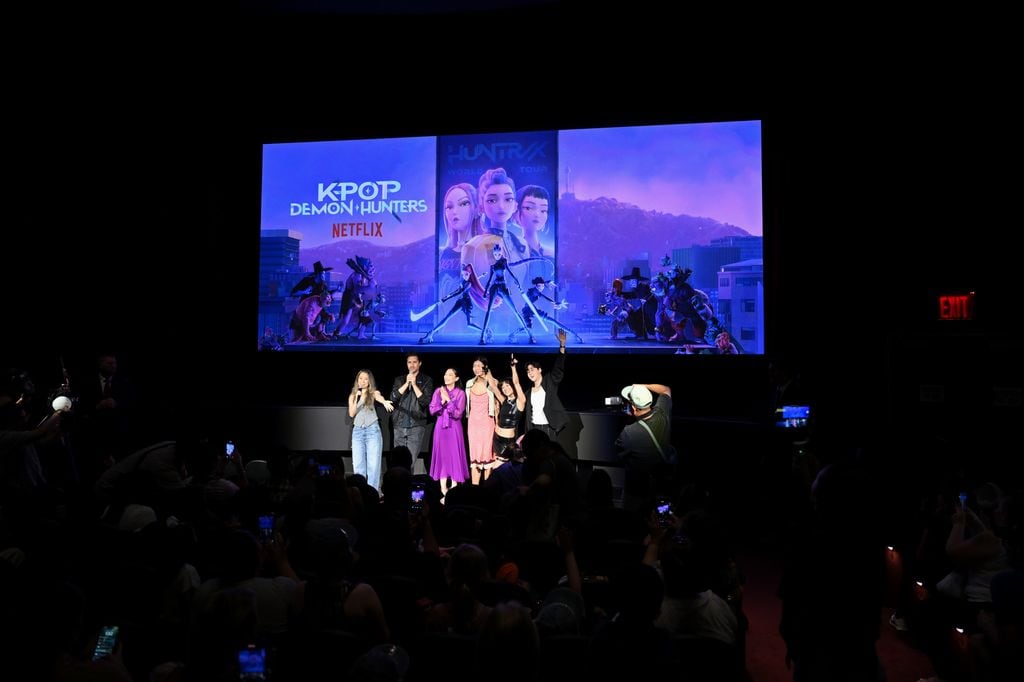 De izquierda a derecha: Maggie Kang, Chris Appelhans, Arden Cho, May Hong, REI AMI y Kevin Woo en un evento fan