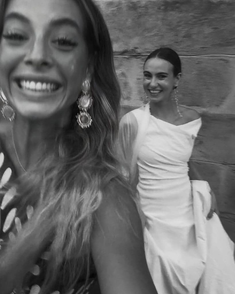 Belén Écija se va de boda con un vestido alquilado de escote flor
