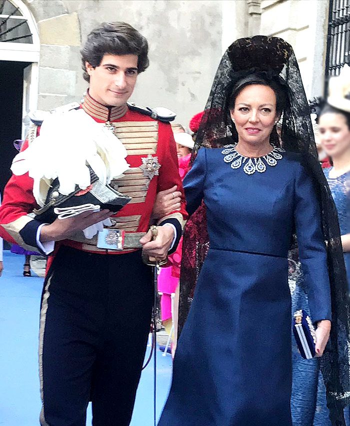 El Duque de Huéscar con su madre, madrina en el día de su boda